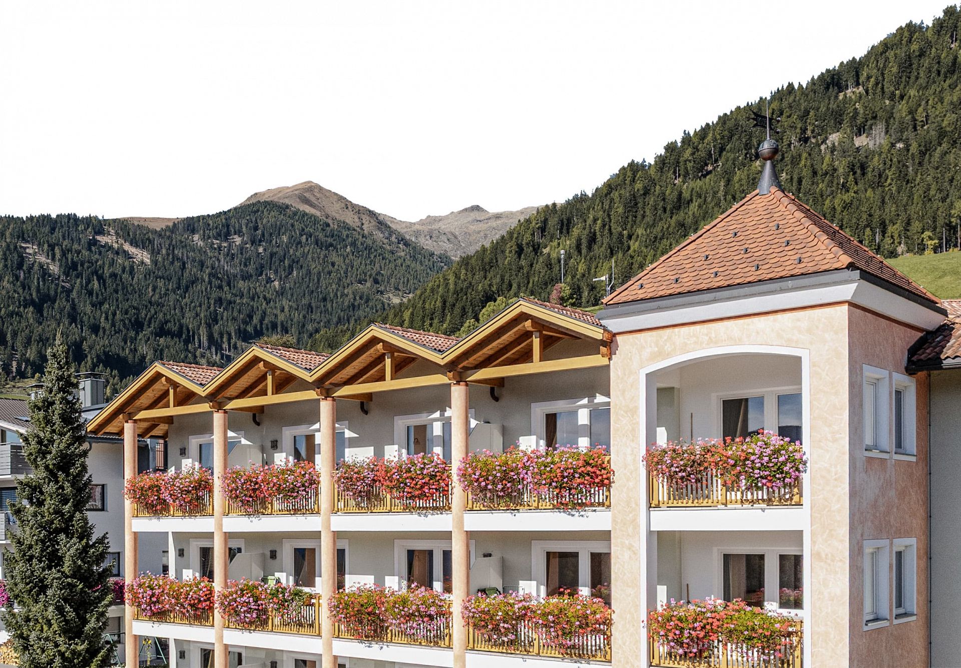 Sommerurlaub Terenten Pustertal Wandern Terenten Erdpyramiden Tiefrastenhütte Tiefrastensee Alpenrosensteig Mountainbike Aktivurlaub Südtirol Hochplateau Urlaub Sommer (1)